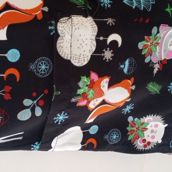 SERENE BLACK V-NECK SHORT SLEEVE TWO POCKET MEDICAL SCRUB TOP SIZE MEDIUM NWT - Picture 5 of 10